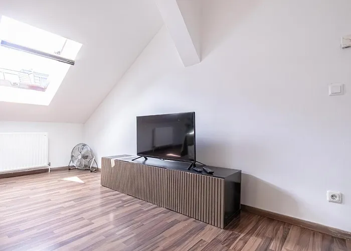Spacious & Comfy Private In 3br Shared Apt, Very In